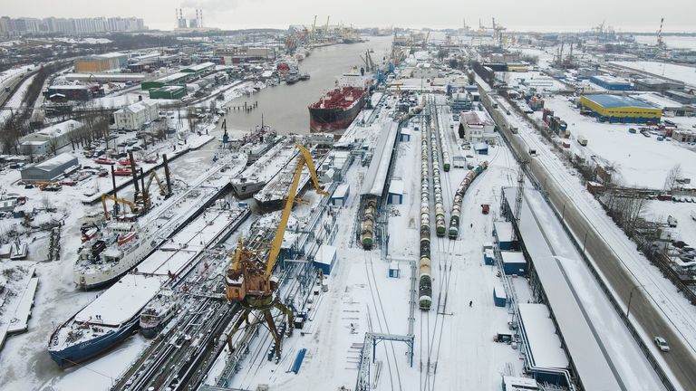 Вид сверху на территорию завода «Интерферрум-Металл» с причалами и кранами