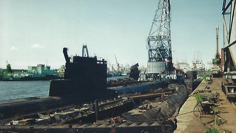 Подводные лодки у причальной стенки завода